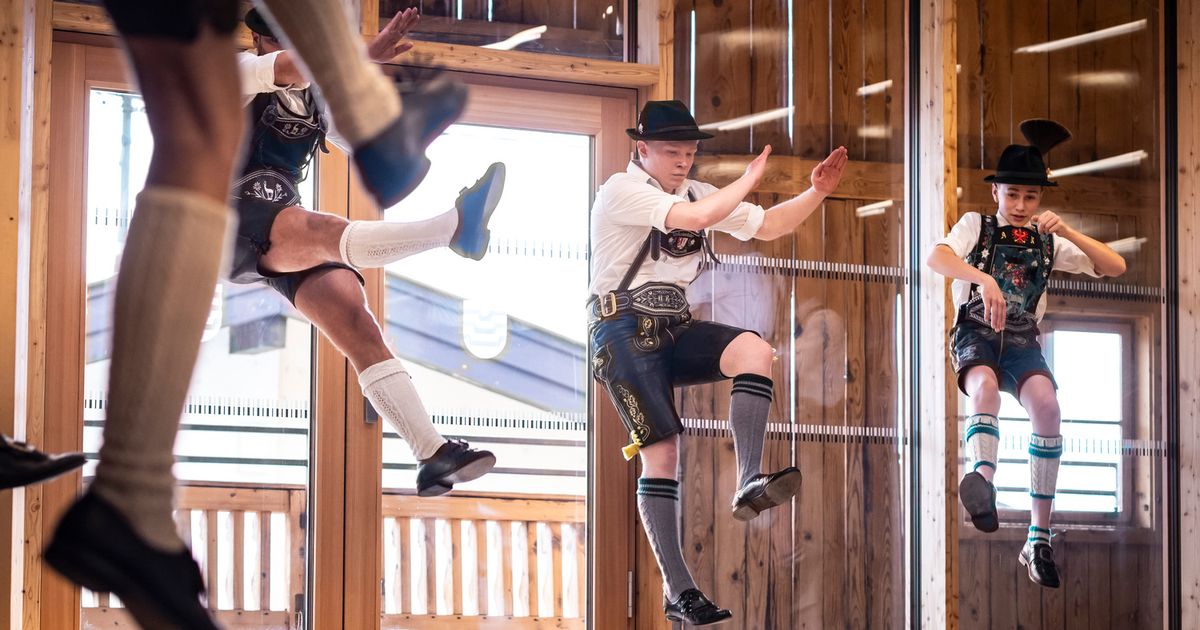 -Es-kehrt-mehr-plattlt-Junge-Schuhplattler-lassen-Tradition-aufleben