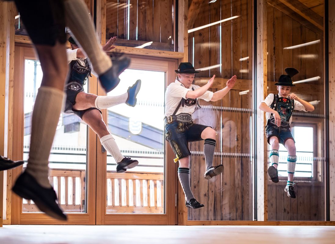 „Es ‘kehrt mehr ’plattlt“: Junge Schuhplattler lassen Tradition aufleben
