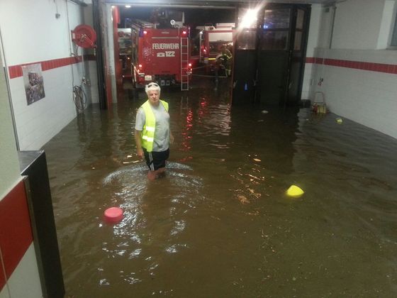 Das Feuerwehrhaus in Weerberg stand am Sonntag unter Wasser.