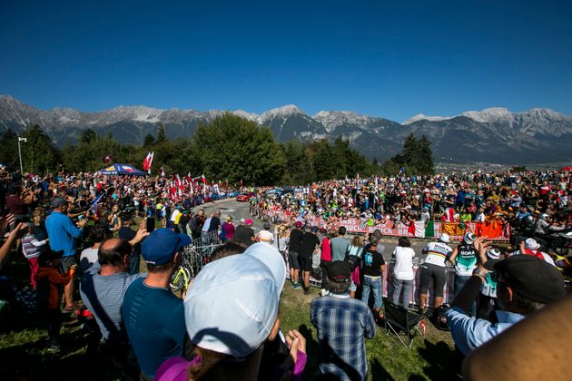 Großartige Stimmung in der Fanzone nahe Schloss Ambras Richtung Aldrans.