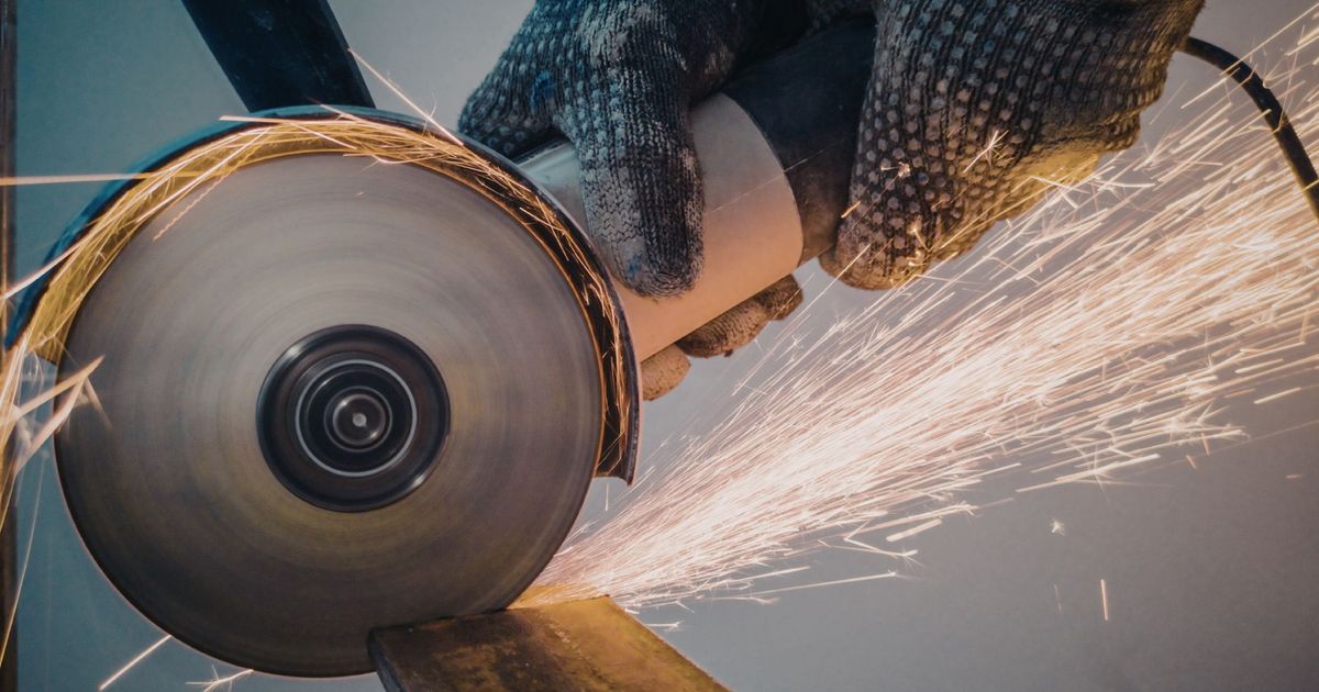 Arbeitsunfall-in-Stans-36-J-hriger-zog-sich-tiefe-Schnittverletzung-in-Oberschenke-zu