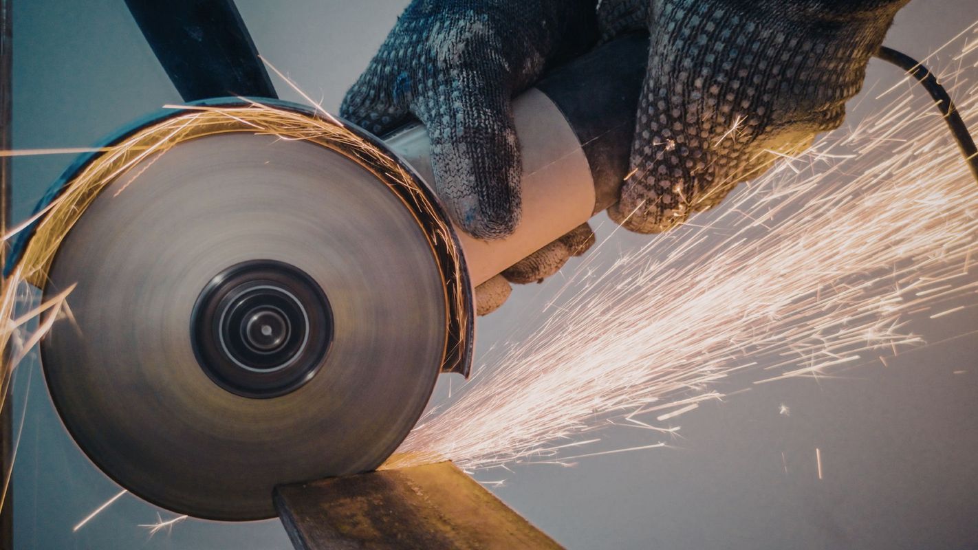 Arbeitsunfall in Stans: 36-Jähriger zog sich tiefe Schnittverletzung in Oberschenke zu