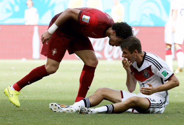 Portugals Verteidiger Pepe machte seinem Unmut auf unsportliche Art und Weise Luft. Für seine Tätlichkeit gegen Thomas Müller sah der Real-Kicker die rote Karte. Der deutsche Stürmer revanchierte sich mit drei Treffern beim 4:0-Erfolg der Deutschen.