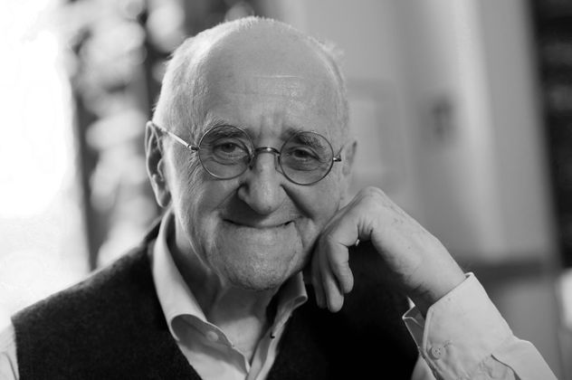 23. Juli: ALFRED BIOLEK (✞ 87) | Der promovierte Jurist war einer der Pioniere der Talk- und Kochshows in Deutschland. Mit Rudi Carrell entwickelte er beim WDR die Samstagabendshow „Am laufenden Band", die erfolgreichste Sendung der 70er Jahre. Im „Kölner Treff" (1976–1980) sammelte Biolek Erfahrung als Moderator und bekam mit „Bio's Bahnhof" 1978 eine eigene Sendung. Seine Ära endete 2007 mit der letzten Folge der Kochsendung „alfredissimo".