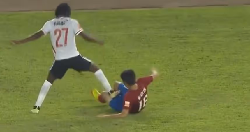 Bälle statt Ball gespielt: Gervinho sieht nach fiesem Tritt Rot