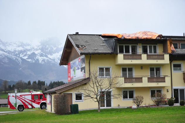 In Söll deckte der Sturm mehrere Häuser ab.