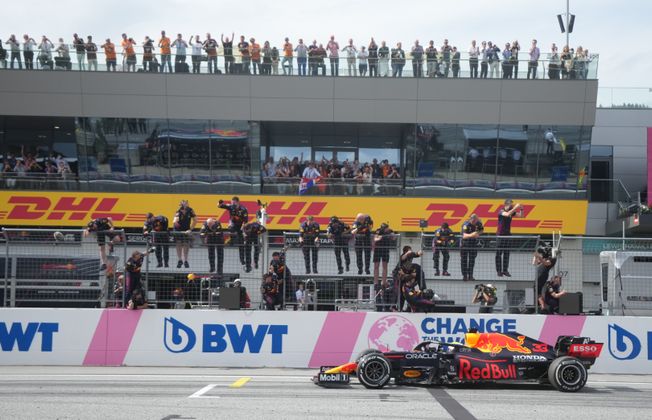 Max Verstappen fuhr wie schon in der Vorwoche als Erster über die Ziellinie.