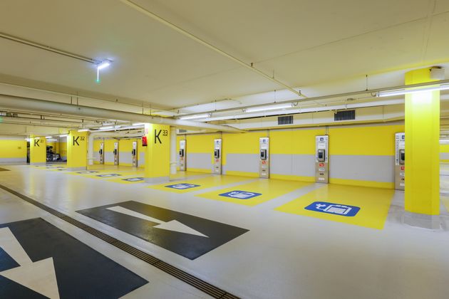 Stromsparende LED-Technologie sorgt in der Tiefgarage für Licht – und kommt auch auf der Fassade zum Einsatz.