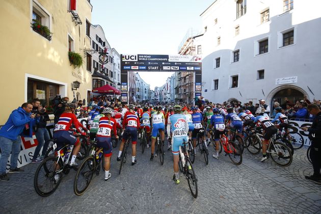 DONNERSTAG, 27.9.: Der Massenstart der Juniorinnen beim Straßenradrennen von Rattenberg bis Innsbruck.