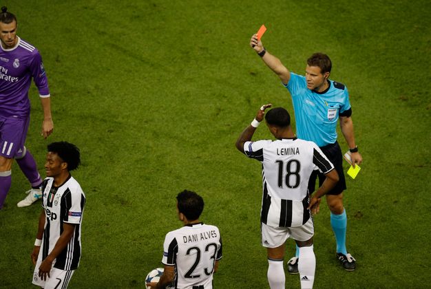 Premiere in Cardiff - Teil 1: Mit Juves Cuadrado flog, wenn auch zu unrecht, erstmals ein Spieler mit Gelb-Rot vom Platz.