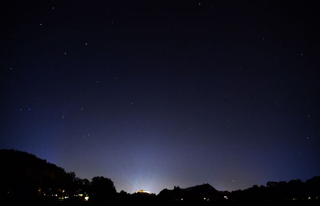 Neowise im Lichtkegel der Stadt Salzburg.