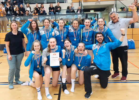 Geballte Fäuste nach dem Tiroler Meistertitel: die U16-Mädchen der TI.