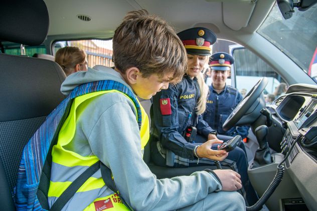 Sergej der VS Arzl (4 SSt.) mit Polizistin Lena: er darf das Blaulicht einschalten.
