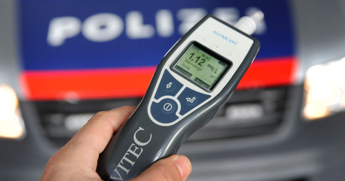 Betrunken-am-Steuer-eingeschlafen-Klein-Lkw-prallte-in-Fieberbrunn-gegen-B-ume