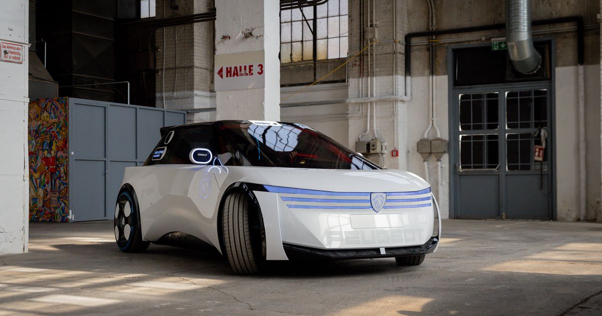 Erste-Ausfahrt-mit-einem-eckigen-Lenkrad-im-Concept-Car-Peugeot-Polygon-in-sterreich