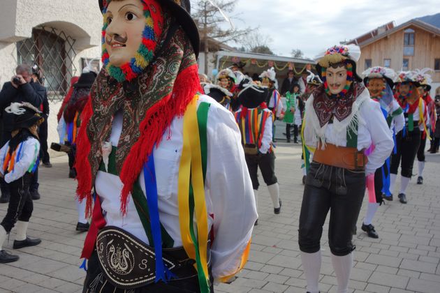 Unsinniger Donnerstag in Patsch:Schellenschlagerinnen als Besonderheit
