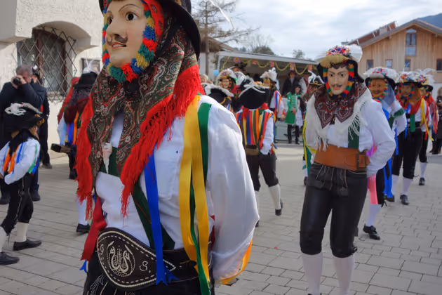 Unsinniger Donnerstag in Patsch:Schellenschlagerinnen als Besonderheit
