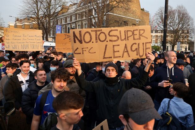 Heftiger Protest an der Stamford Bridge.