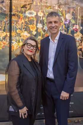 Lilli Hollein (Generaldirektorin MAK) und Stefan Isser (Geschäftsführer der D. Swarovski Tourism Services GmbH) freuen sich über die gelungene Eröffnung im Swarovski Kristallwelten Store Wien. 