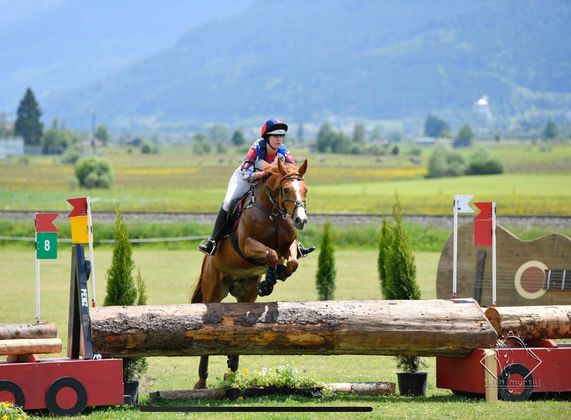 Joanna Schorn belegt mit Soho Del Emparito Rang 3 beim Vielseitigkeitsturnier in Piesendorf.