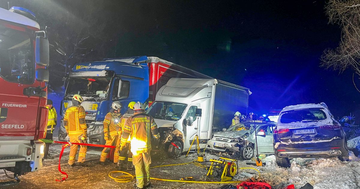 Unfall-mit-vier-Fahrzeugen-am-Zirler-Berg-Stra-e-war-stundenlang-gesperrt