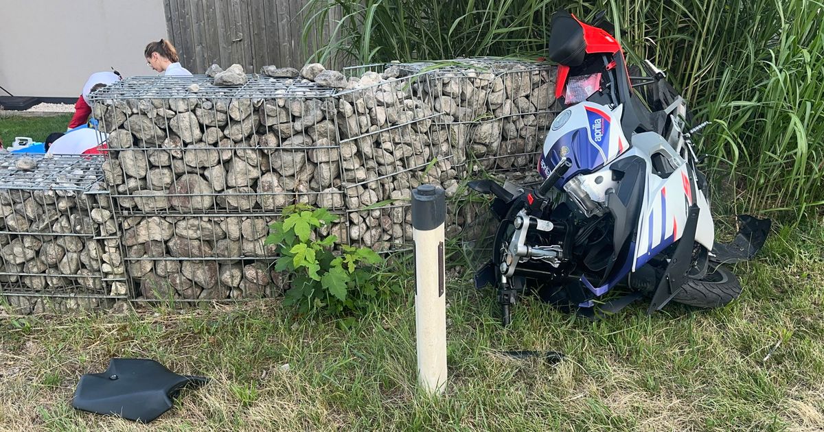 Motorradfahrer-kracht-in-Breitenbach-gegen-Gartenmauer-und-bleibt-im-Vorgarten-liegen