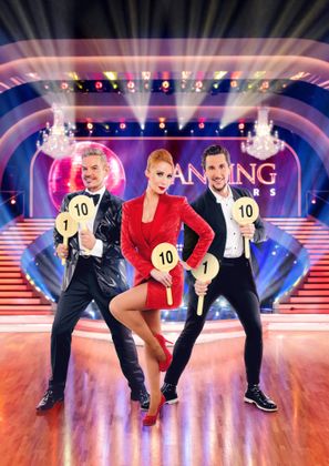 Bewertet werden die Tanzleistungen von Karina Sarkissova, Balázs Ekker und Dirk Heidemann.