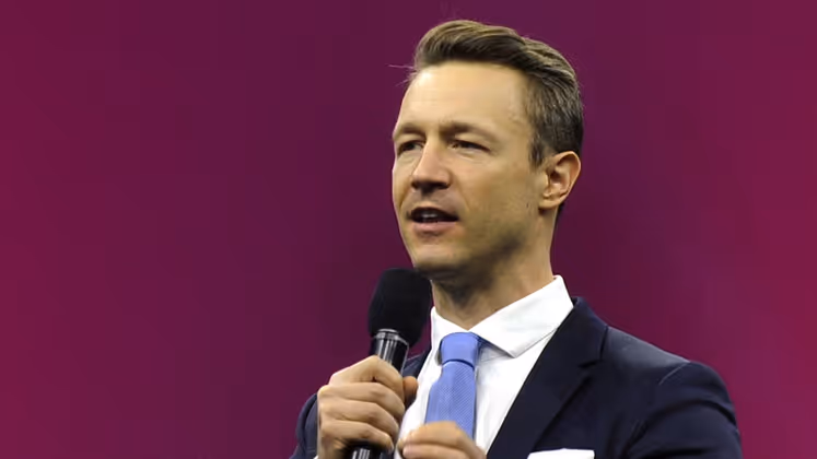  "Ja, er macht lustige Schmähs. Das ist eine Gabe, die ich leider nicht habe." – Finanzminister Gernot Blümel (ÖVP) überzieht auch sein Humorkonto nicht.