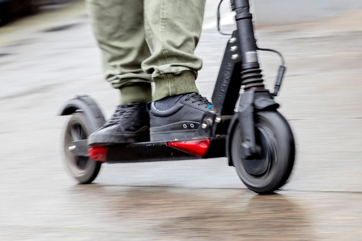 In Klinik geflogen: 14-Jähriger verletzte sich bei Sturz mit E-Scooter in Prutz schwer