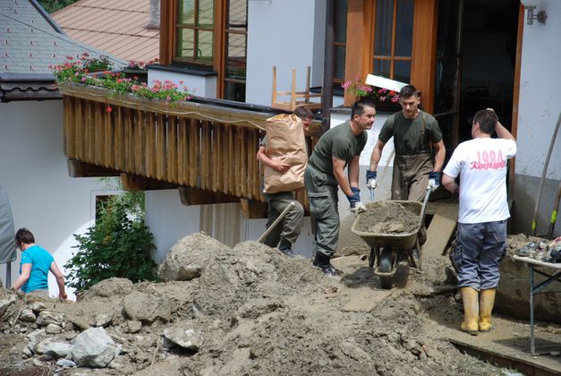 Gemeinsam mit Einheimischen werden Häuser von Schutt befreit.