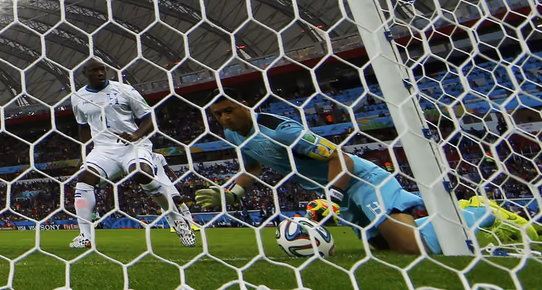 Beim Spiel Frankreich - Honduras kam die Torlinien-Technologie erstmals in der WM-Geschichte zum Einsatz. Keeper Noel Valladares konnte den Ball nicht mehr von der Linie kratzen, der Sensor schlug aus und der Schiedsrichter entschied auf Treffer.