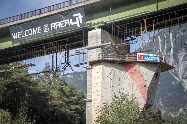 Der Hochseilgarten der Area 47 ist um eine Attraktion reicher: Ein Fahrrad macht auf den WM-Start vor Ort aufmerksam.