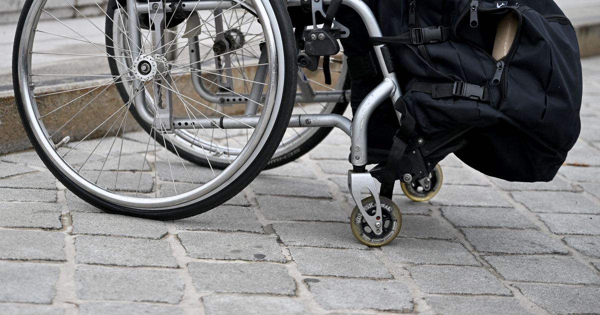 Frau-mit-Mutter-im-Rollstuhl-in-Tristach-von-Gel-ndewagen-angefahren