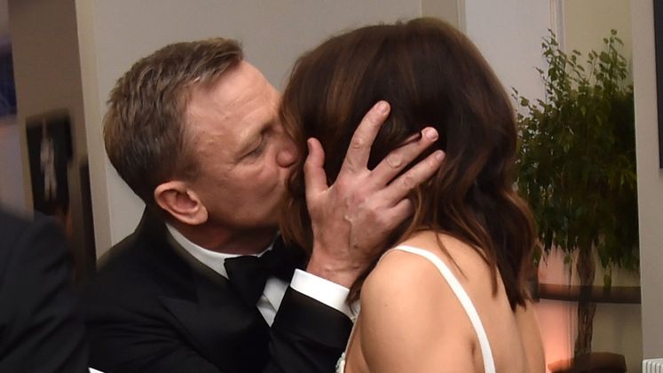 James Bond küsst seine Frau: 007-Darsteller Daniel Craig drückte seiner Frau Rachel Weisz bei der "Spectre"-Premiere in London einen Schmatzer auf die Lippen.
