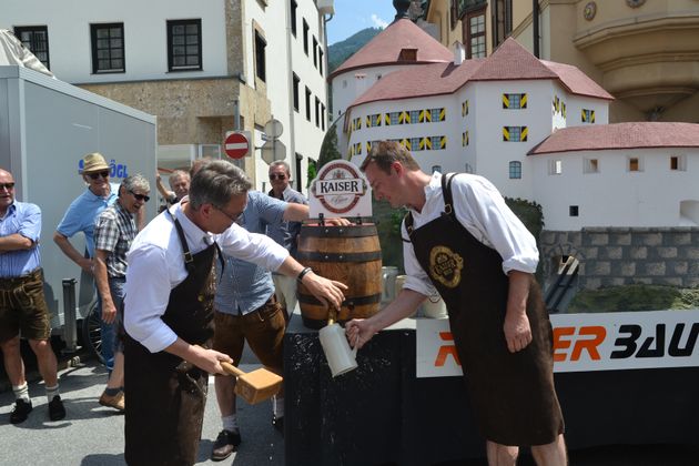 O'zapft is! Bürgermeister Martin Krumschnabel und Festobmann Thomas beim Bieranstich.