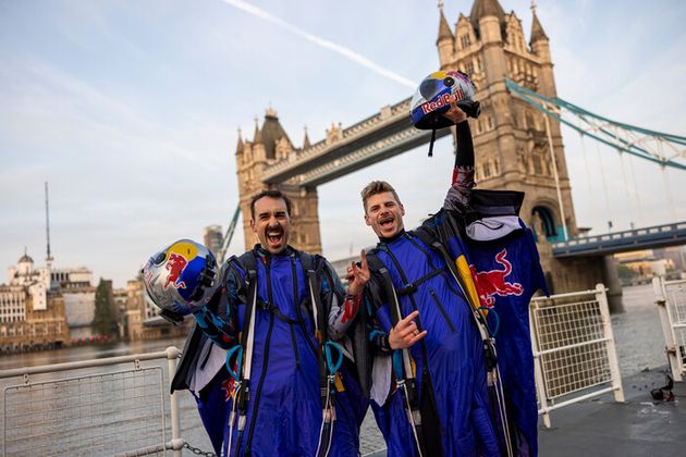 ABD0018_20240512 - LONDON - GROSSBRITANNIEN: ++ HANDOUT ++ ZU APA0098 VOM 12.5.2024 - Erstmals ist die fast 130 Jahre alte Londoner Tower Bridge am Sonntag, 12. Mai 2024, von Menschen durchflogen worden. Marco Waltenspiel (l.) aus Oberndorf/Salzburg und der Bregenzer Marco Fürst flogen um 05.23 Uhr Londoner Zeit (06.23 MESZ) mit Wingsuits zwischen der Fahrbahn und der hoch darüber liegenden historischen Fußgängerbrücke durch. ++ This image may only be used for editorial purpose in one-time publications and strictly limited to the purpose of use stated in the terms and conditions of the service where you retrieved the image. It must not be altered or modified. ++. - FOTO: APA/WWW.REDBULLMEDIAHOUSE.COM/JOERG MITTER / RED BULL CONTENT POOL - ++ WIR WEISEN AUSDRÜCKLICH DARAUF HIN, DASS EINE VERWENDUNG DES BILDES AUS MEDIEN- UND/ODER URHEBERRECHTLICHEN GRÜNDEN AUSSCHLIESSLICH IM ZUSAMMENHANG MIT DEM ANGEFÜHRTEN ZWECK UND REDAKTIONELL ERFOLGEN DARF - VOLLSTÄNDIGE COPYRIGHTNENNUNG VERPFLICHTEND ++