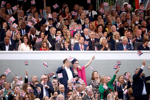 Die Royals und Gäste jubeln. 