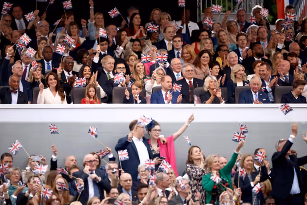 Die Royals und Gäste jubeln. 