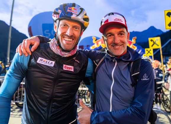 Biathleten unter sich: Dominik Landertinger mit Christoph Sumann.