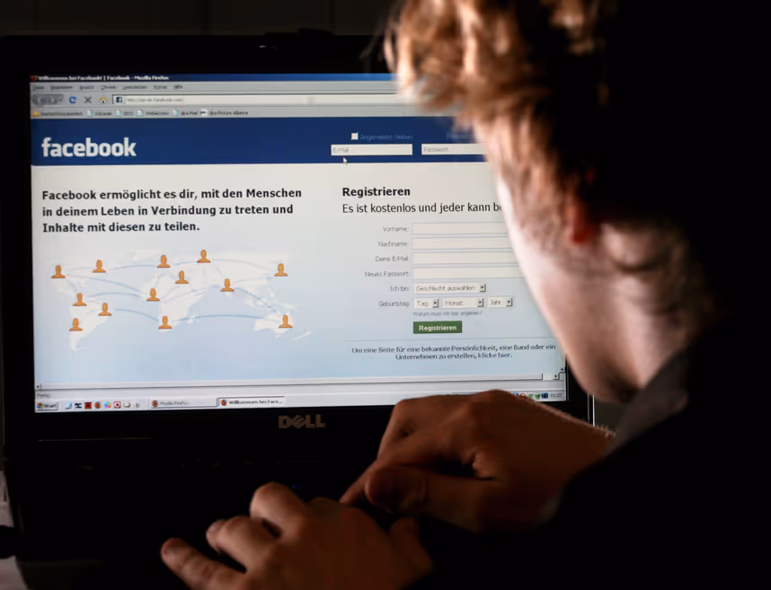 Umfrage: Jeder Vierte schaut sich bei Facebook Profile Fremder an