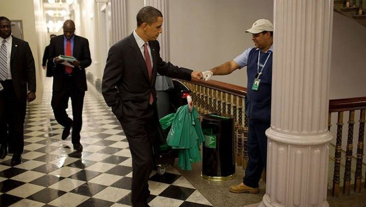 Obama begrüßt einen Angestellten im Eisenhower Executive Office.
