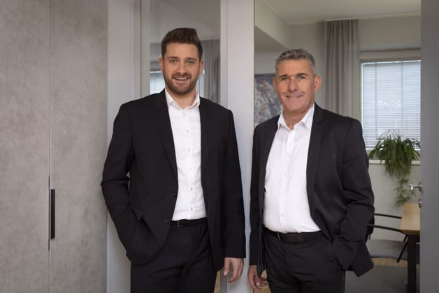 Im Jahr 1999 gründete Bernhard Neurauter (r.) das Unternehmen. Seit 2022 verantwortet sein Sohn Kevin die Geschicke des Westtiroler Marktführers, auf dessen Expertise mehr als 3500 Firmen und Privatkunden in sämtlichen Versicherungsfragen vertrauen.  