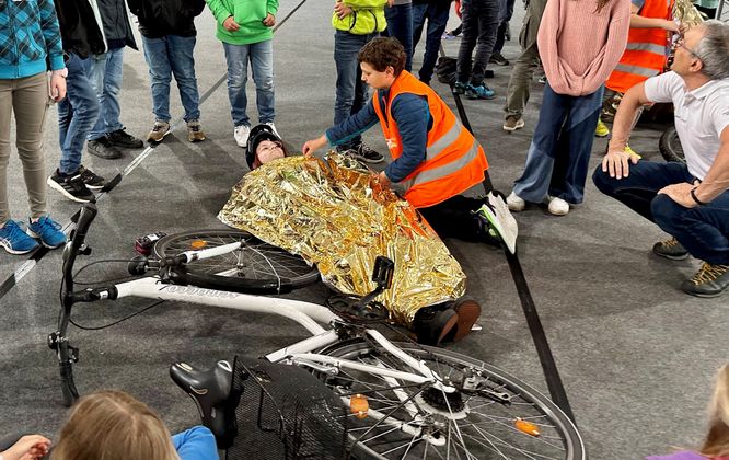 Die Volksschulkinder aus Osttirol machen zur Fahrradprüfung, die in der vierten Klasse ansteht, auch einen Erste-Hilfe-Kurs. Am Montag übten Kinder, Lehrkräfte und Blaulichtorganisationen gemeinsam. 