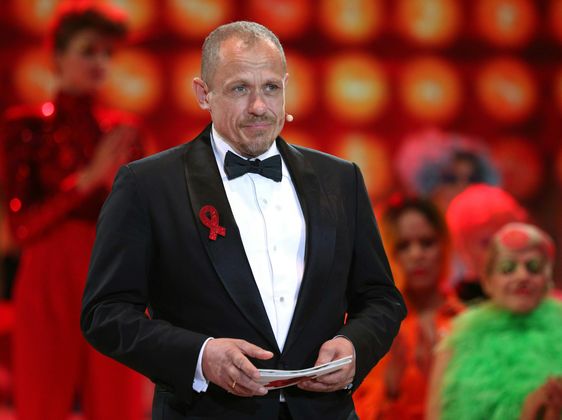 "Bin ich auch schuldig dafür, daß ich Blümel bei seinem Knackarsch lieber hab, als Ludwig bei seinen (sic) verschlagenen Schnitzelgesicht." Ex-Life-Ball-Organisator Gery Keszler verteidigt in einem Facebook-Kommentar seinen Auftritt als Überraschungsgast am Landesparteitag der Wiener ÖVP.