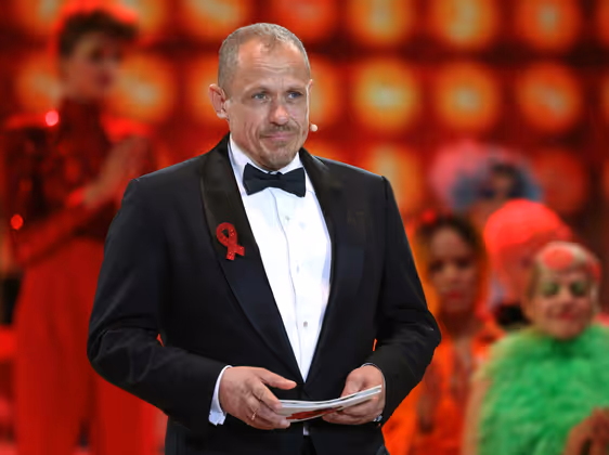 "Bin ich auch schuldig dafür, daß ich Blümel bei seinem Knackarsch lieber hab, als Ludwig bei seinen (sic) verschlagenen Schnitzelgesicht." Ex-Life-Ball-Organisator Gery Keszler verteidigt in einem Facebook-Kommentar seinen Auftritt als Überraschungsgast am Landesparteitag der Wiener ÖVP.