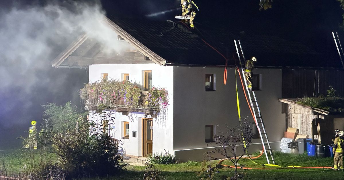 Dachstuhl-fing-Feuer-Bauernhof-in-Erpfendorf-nach-Brand-unbewohnbar
