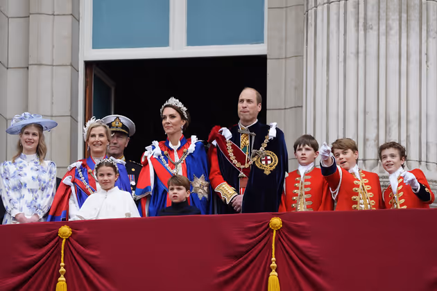 Lady Louise Windsor, Sir Tim Laurence, Sophie, Herzogin von Edinburgh, Prinzessin Charlotte, Prinzessin Kate, Prinz Louis, Prinz William und die Ehrenpagen des Königs.
