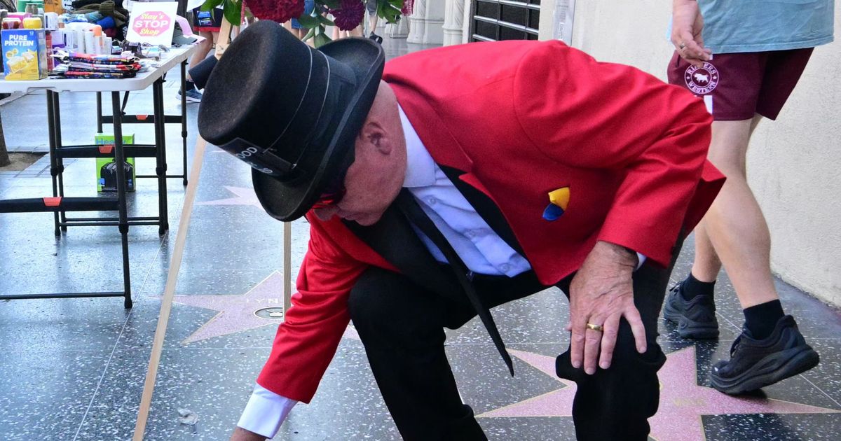 Stars-nehmen-nach-berraschender-Todesnachricht-Abschied-von-Chuck-Norris