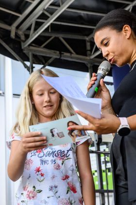 Glücksengerl Mathida mit Modaratorin Nicole Sehabi.