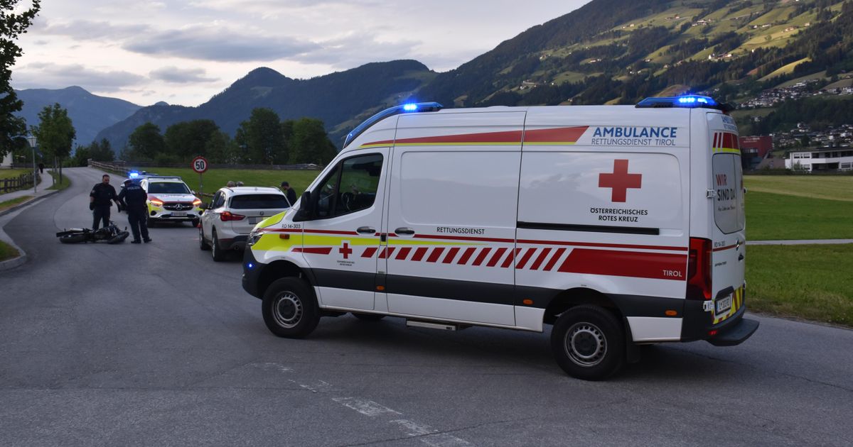 Auto-prallte-in-F-gen-frontal-gegen-Moped-Zwei-M-dchen-schwer-verletzt